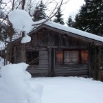 Kerzenschein leuchtet aus der Tisner Jagdhütte