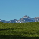 Hinter grünen Wiesen, die apernen Hänge des Hohen Kasten, immerhin 1795m hoch